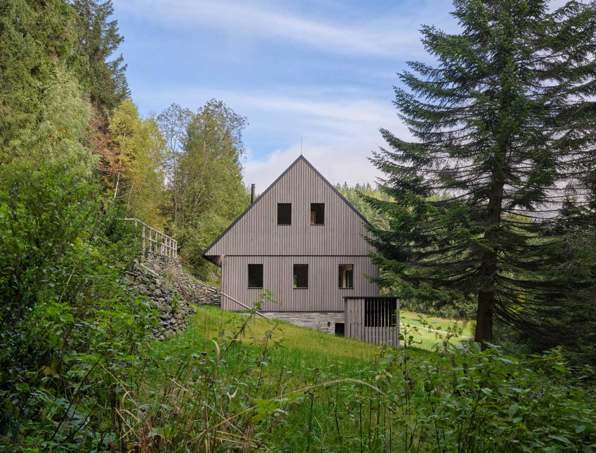 Chalupa v Krkonoších musela zapadnout do terénu. Jak architekti dostali dovnitř víc světla navzdory regulacím?