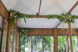 Dekorace z rostlin na dřevěných trámech ukazuje snahu přenést přírodu do interiéru ve větším měřítku