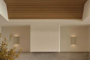 Detail koupelnového prostoru s přírodními materiály a decentním osvětlením podtrhuje klidnou atmosféru interiéru