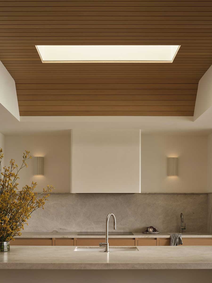 Detail koupelnového prostoru s přírodními materiály a decentním osvětlením podtrhuje klidnou atmosféru interiéru