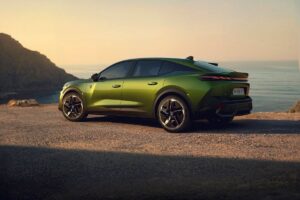 Nový Peugeot 408 prošel faceliftem. Má silnější motor a přiostřené linie