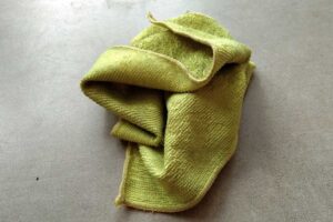 Utěrka z mikrovlákna jako častý zdroj mikroplastů při úklidu domácnosti.