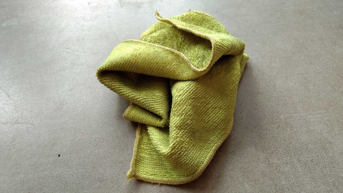 Utěrka z mikrovlákna jako častý zdroj mikroplastů při úklidu domácnosti.