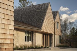 Vstup do domu kombinuje přírodní materiály a jednoduché linie které zapadají do okolní krajiny