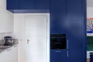 Vstupní část bytu s komodou designovým zrcadlem a barevnými skleněnými vázami