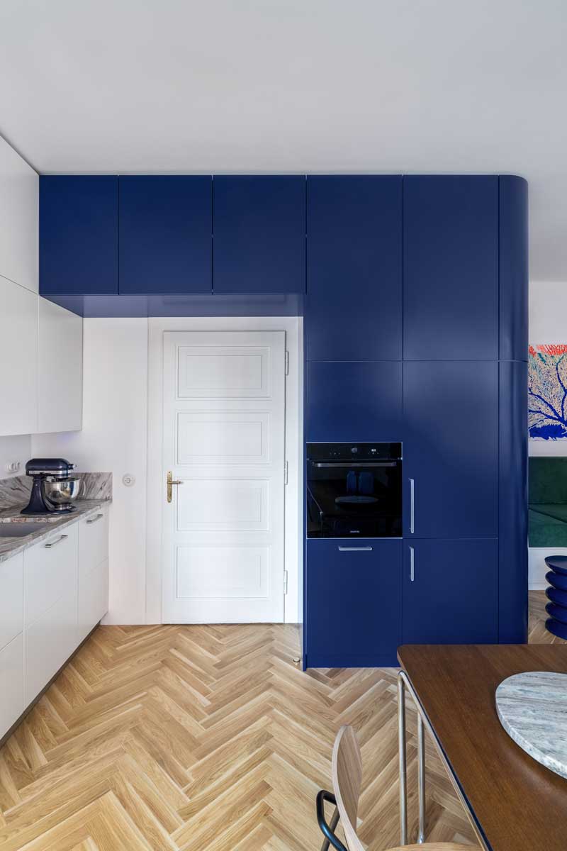 Vstupní část bytu s komodou designovým zrcadlem a barevnými skleněnými vázami