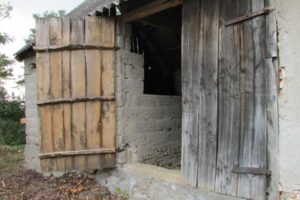 Původní vstup do staré stodoly s dřevěnými vraty před rekonstrukcí
