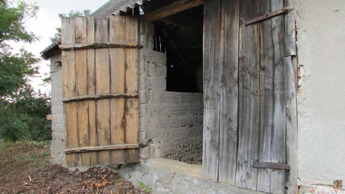 Původní vstup do staré stodoly s dřevěnými vraty před rekonstrukcí