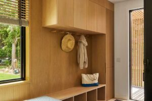 Promyšlená vstupní zóna spojuje funkčnost s útulnou atmosférou hned při příchodu domů.