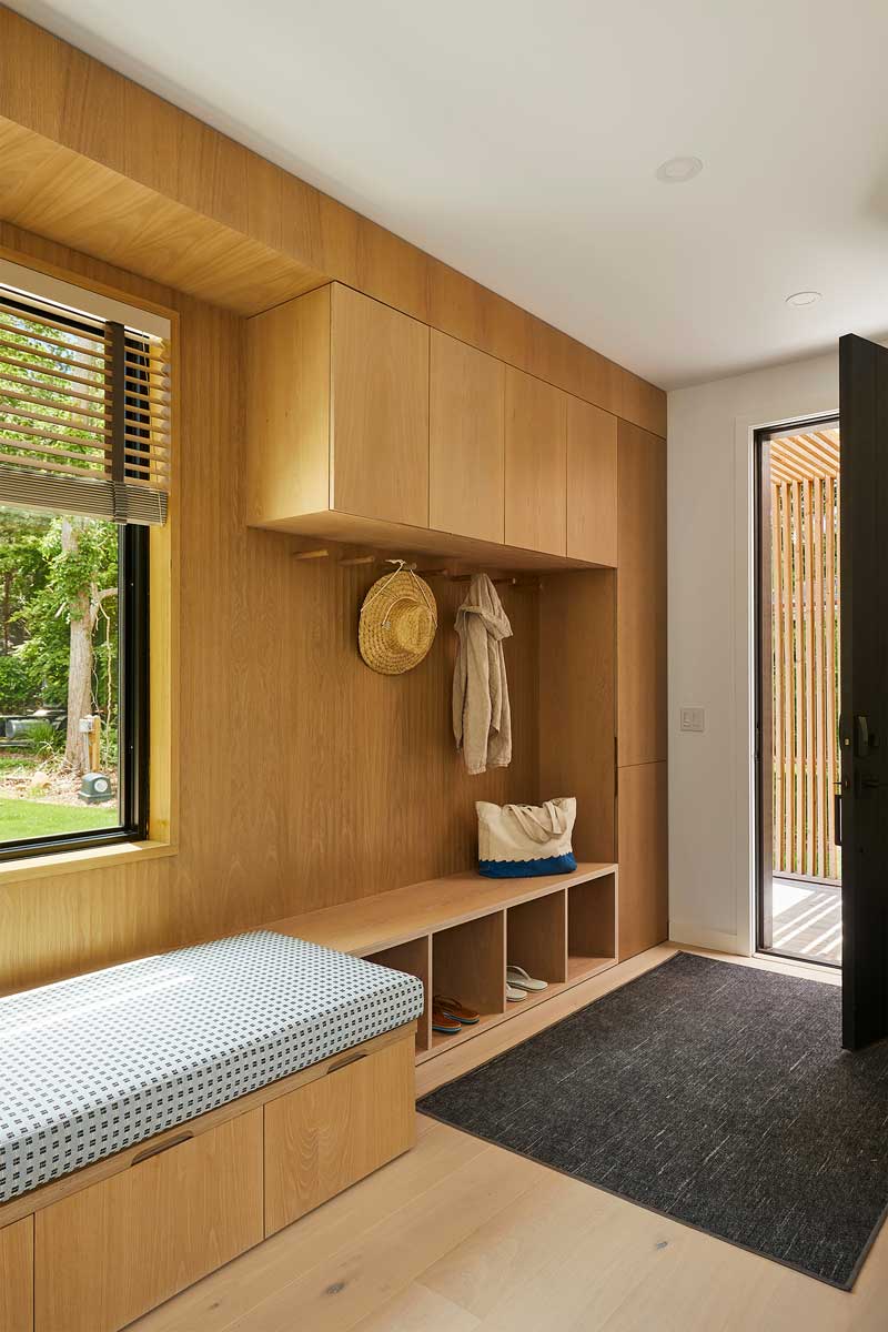 Promyšlená vstupní zóna spojuje funkčnost s útulnou atmosférou hned při příchodu domů.