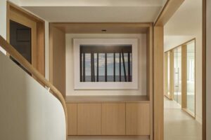 Vstupní chodba s dřevěnými prvky a jemnými detaily působí vzdušně a přehledně