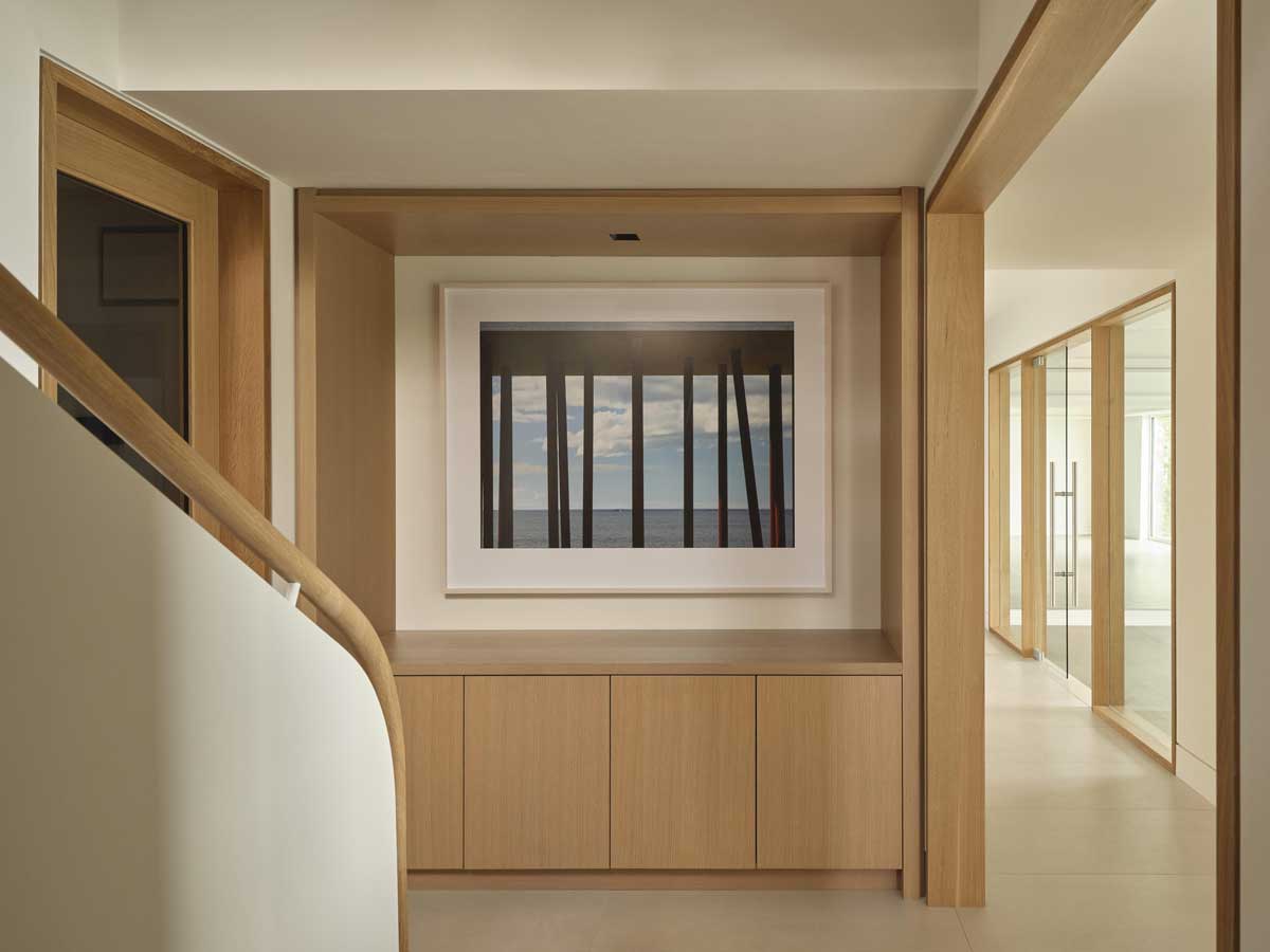 Vstupní chodba s dřevěnými prvky a jemnými detaily působí vzdušně a přehledně