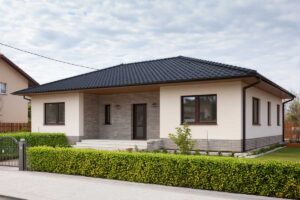 Fasáda může mít podobu přesně podle představ investora – od moderních keramických ploch po přírodní kamenné akcenty.