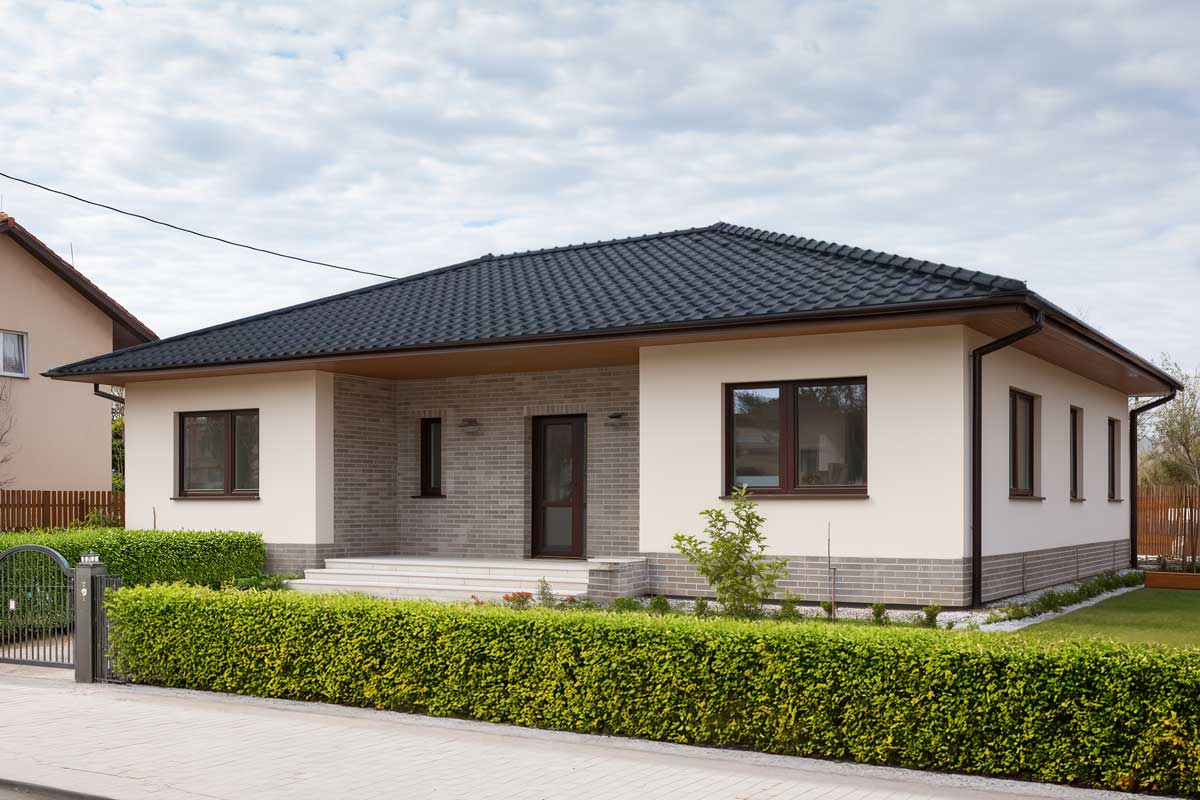 Fasáda může mít podobu přesně podle představ investora – od moderních keramických ploch po přírodní kamenné akcenty.