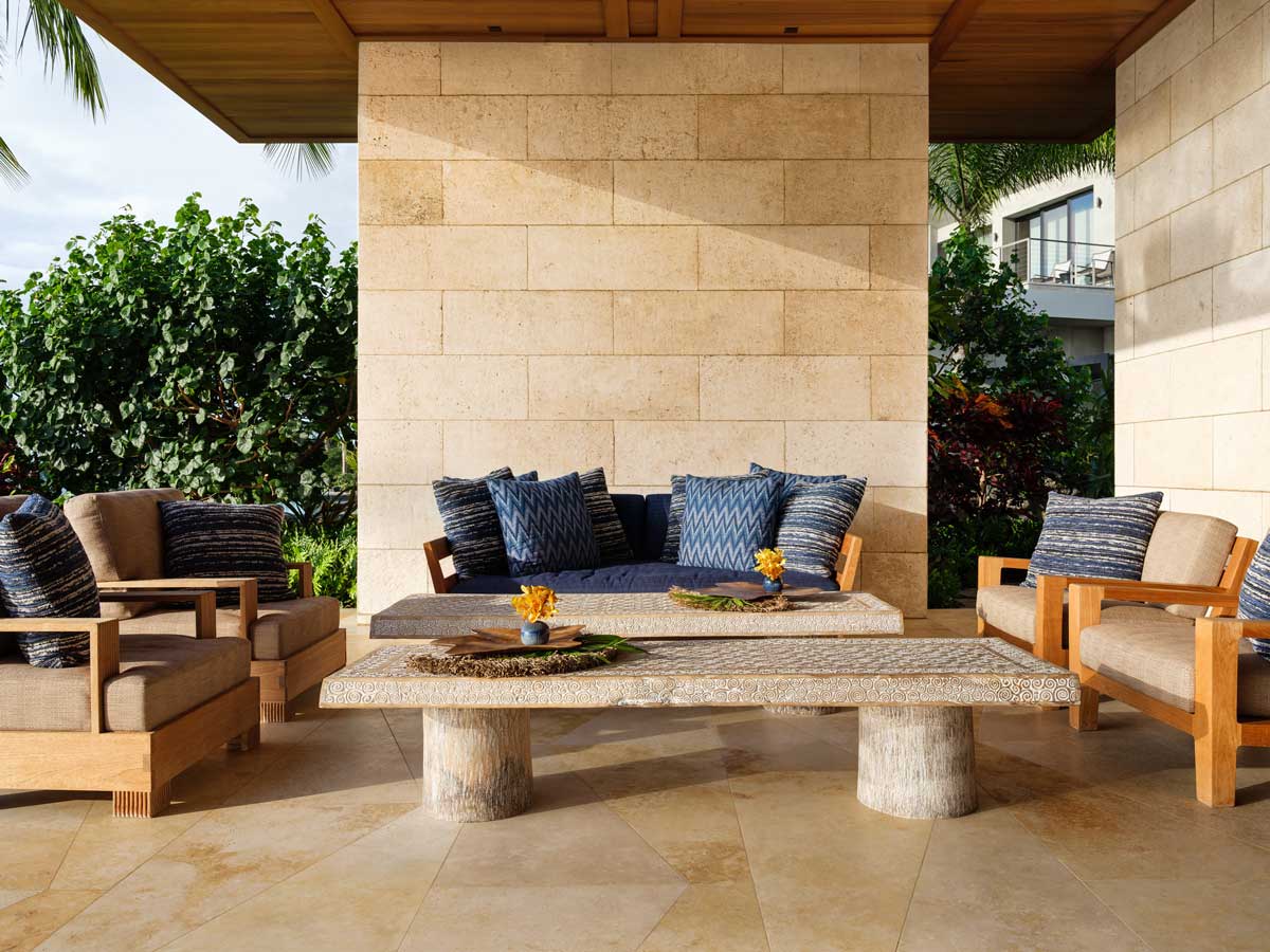 Venkovní posezení s dřevěným nábytkem a textiliemi v neutrálních tónech