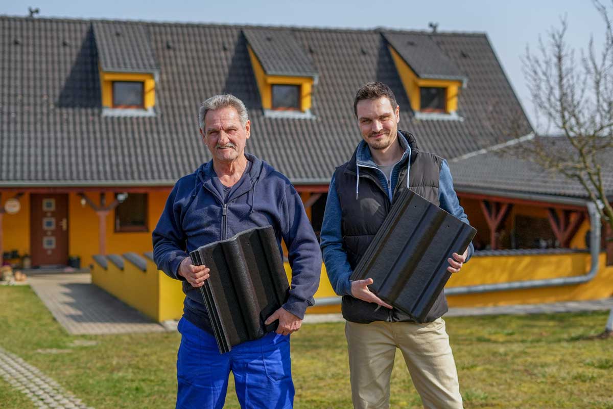 Jiří-Klimek-a-jeho-syn-Jakub-se-střešní-taškou-KM-Beta