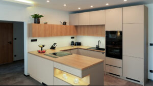 Skříňky horní a dolní – 0112 AF/PE Kamenná Šedá, skříňky a pracovní deska v dřevodekoru – 5527 SN; FP Kamenný Dub Návrh: Petra Kopecká