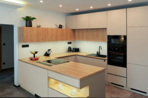 Skříňky horní a dolní – 0112 AF/PE Kamenná Šedá, skříňky a pracovní deska v dřevodekoru – 5527 SN; FP Kamenný Dub Návrh: Petra Kopecká