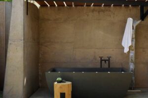 Venkovní koupelna s vanou pod pergolou v minimalistickém stylu