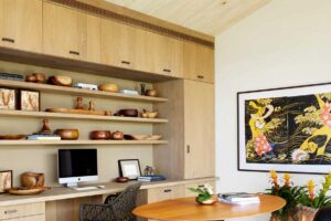 Pracovna s vestavěným nábytkem ze světlého dřeva a dekoracemi inspirovanými přírodou
