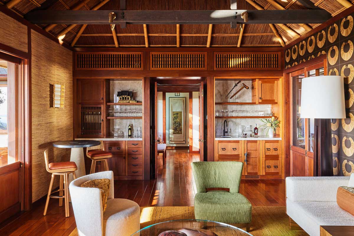 Obývací prostor s dřevěnými prvky a vestavěným barem inspirovaný tropickou architekturou