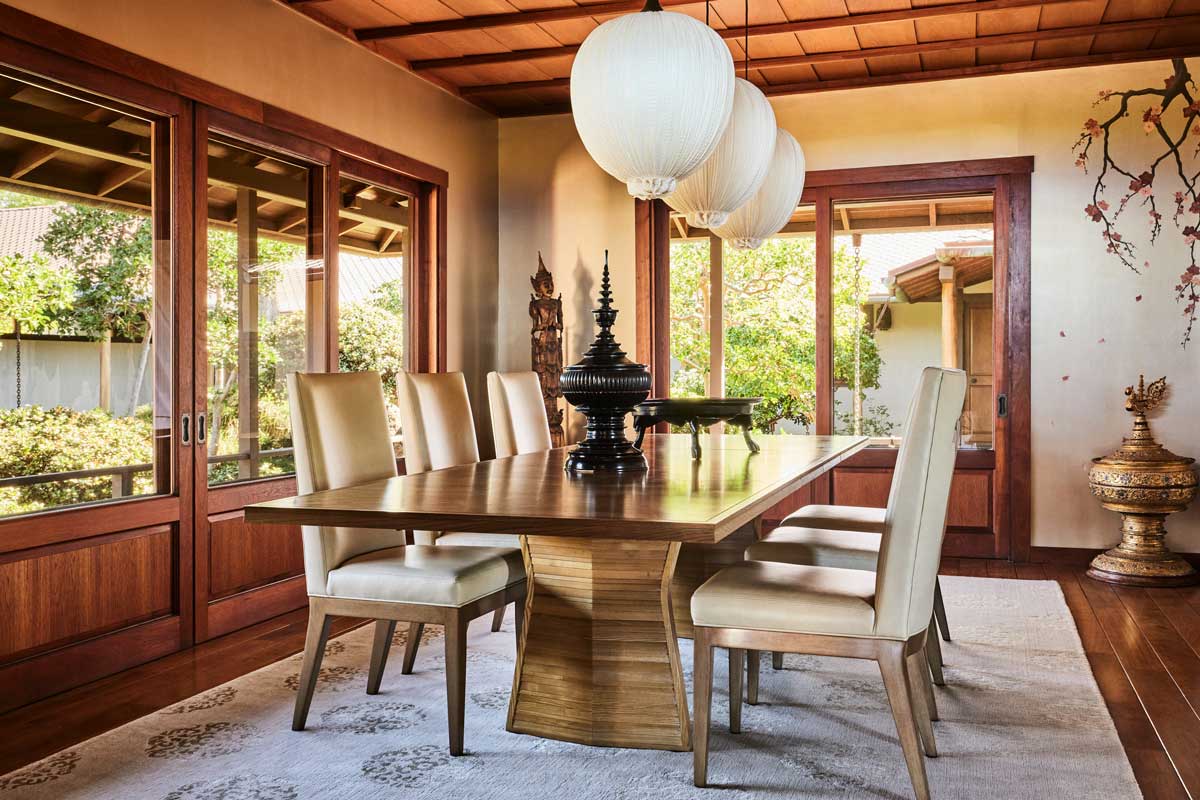 Jídelna s masivním stolem, dřevěnými prvky a orientálními dekoracemi