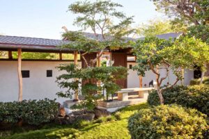 Terasa obklopená zelení s tradiční architekturou a klidnou zahradou