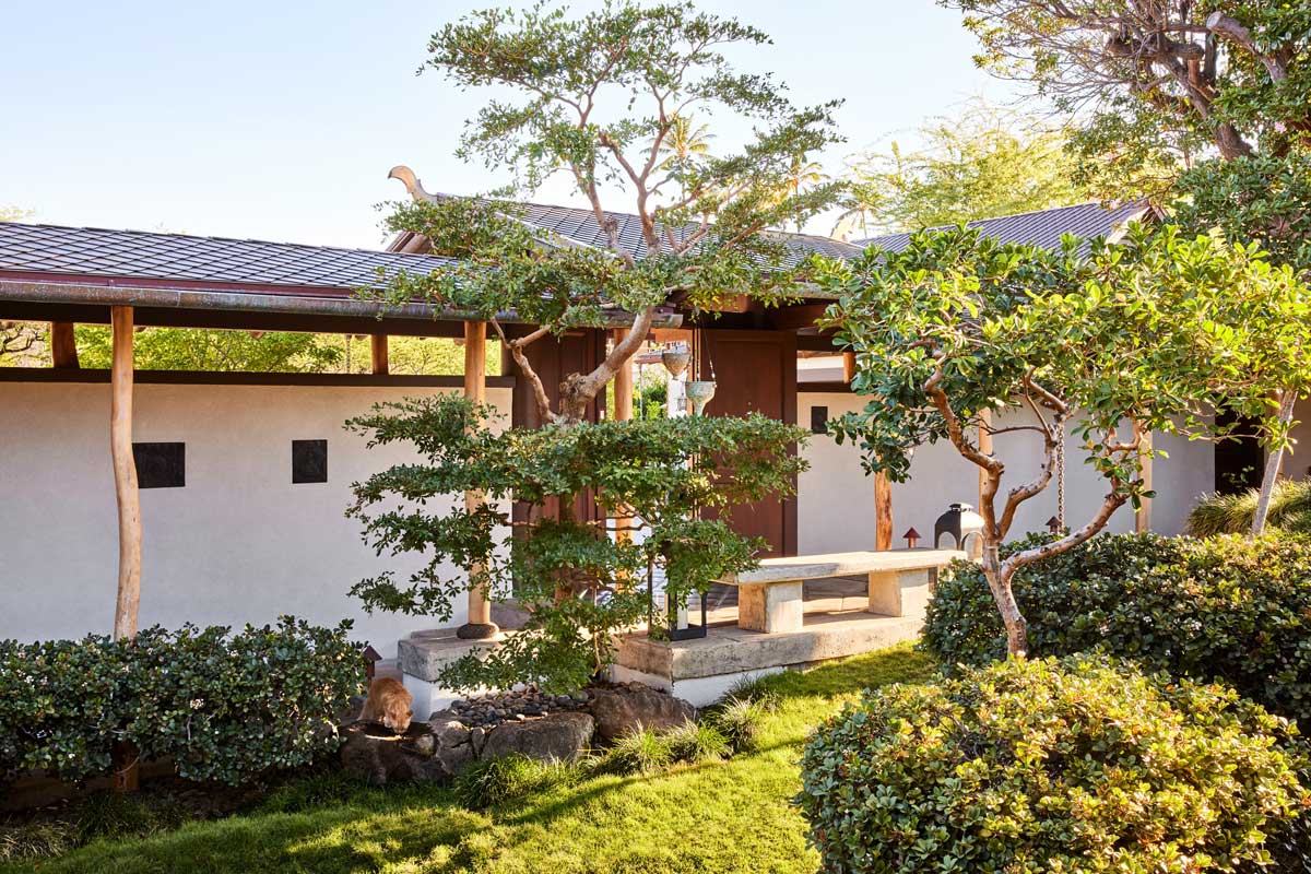 Terasa obklopená zelení s tradiční architekturou a klidnou zahradou