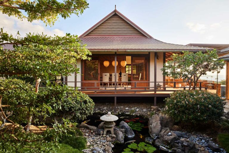 Dům s výhledem na zahradu s jezírkem a japonskými prvky