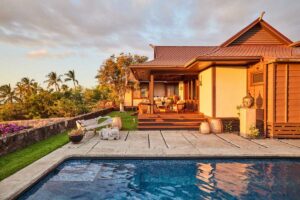 Terasa s bazénem a výhledem na oceán obklopená tropickou krajinou