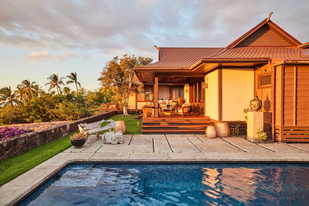 Terasa s bazénem a výhledem na oceán obklopená tropickou krajinou