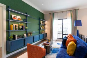 Bílá vládne světu, ale barvy mu dávají duši. Odvážné trendy z Ameriky i klid Asie. Jak jsme na tom u nás?