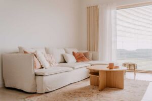 Světlá pohovka v neutrálním interiéru působí vzdušně a elegantně ale snadno na ní vyniknou nečistoty.