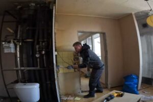 Demolice původního bytového jádra odhaluje konstrukci panelákového bytu a připravuje prostor na kompletní rekonstrukci.