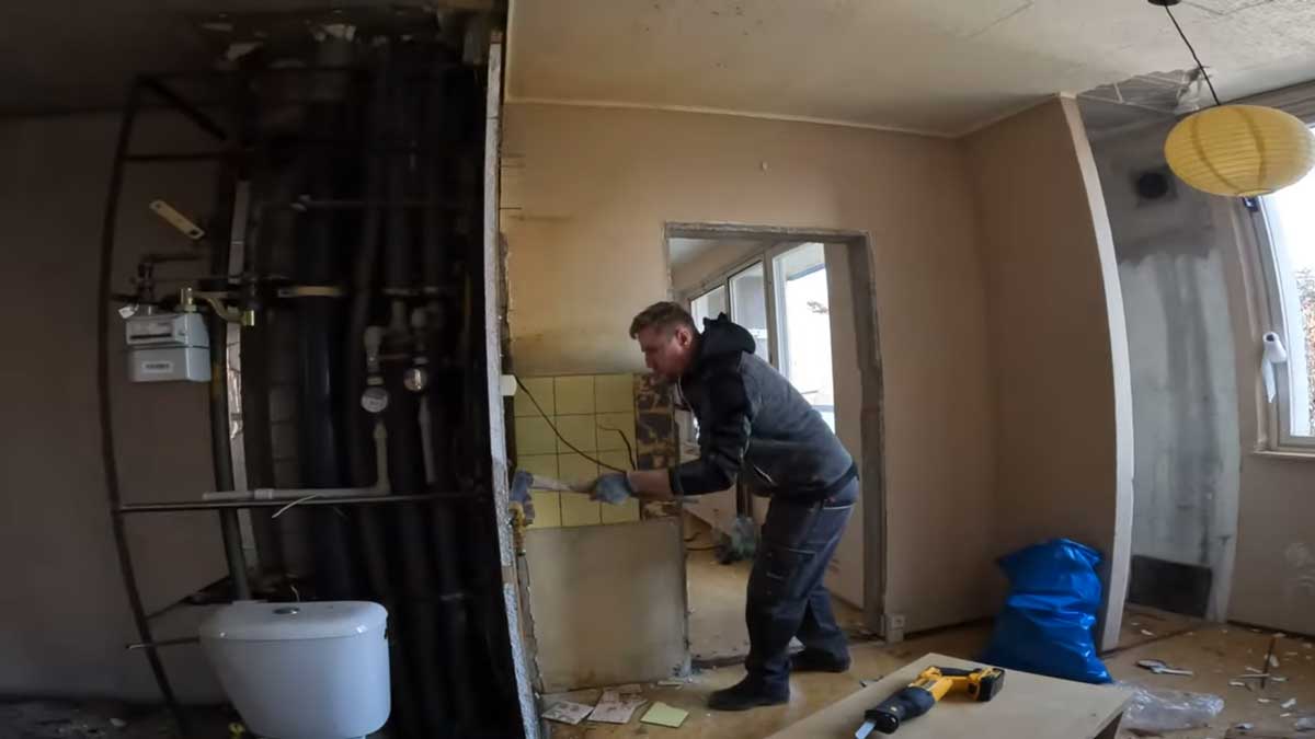 Demolice původního bytového jádra odhaluje konstrukci panelákového bytu a připravuje prostor na kompletní rekonstrukci.