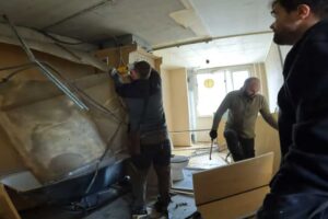 Řemeslníci odstraňují staré umakartové jádro a postupně otevírají dispozici bytu pro modernější řešení.