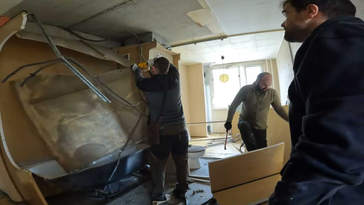 Řemeslníci odstraňují staré umakartové jádro a postupně otevírají dispozici bytu pro modernější řešení.