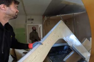 Demontáž původních panelů a instalací ukazuje rozsah rekonstrukce a nutnost kompletní přestavby interiéru.