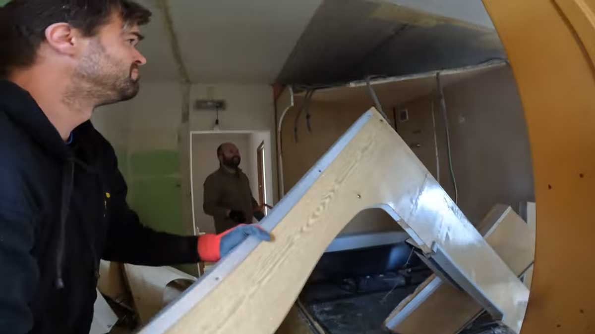 Demontáž původních panelů a instalací ukazuje rozsah rekonstrukce a nutnost kompletní přestavby interiéru.