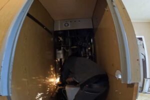 Odstraňování starého vybavení a konstrukcí uvolňuje místo pro nové dispoziční řešení a moderní materiály.