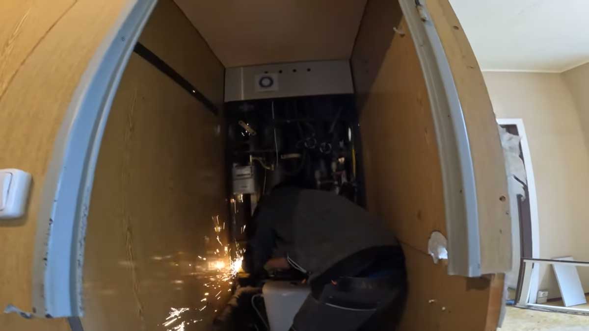 Odstraňování starého vybavení a konstrukcí uvolňuje místo pro nové dispoziční řešení a moderní materiály.