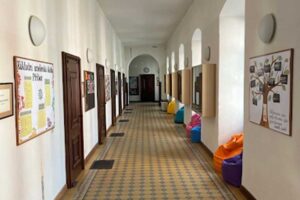 Chodba vedoucí k sálu, kde byly fresky objeveny.