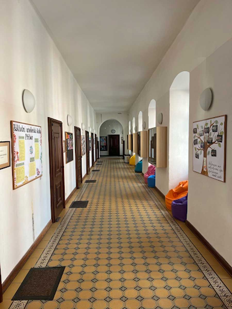 Chodba vedoucí k sálu, kde byly fresky objeveny.