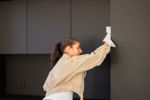 Po instalaci nové kuchyňské linky je potřeba materiály Feelness Invisible Touch vyčistit. V tomto případě se toho ujala přímo autorka návrhu Adriana Štefanová, Kuchyňský poradce