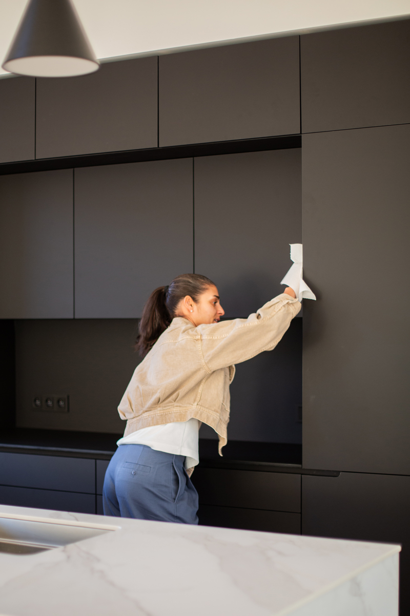 Po instalaci nové kuchyňské linky je potřeba materiály Feelness Invisible Touch vyčistit. V tomto případě se toho ujala přímo autorka návrhu Adriana Štefanová, Kuchyňský poradce