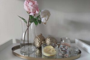 Stylově naaranžovaný konferenční stolek s dekoracemi působí esteticky ale omezuje praktické využití plochy.