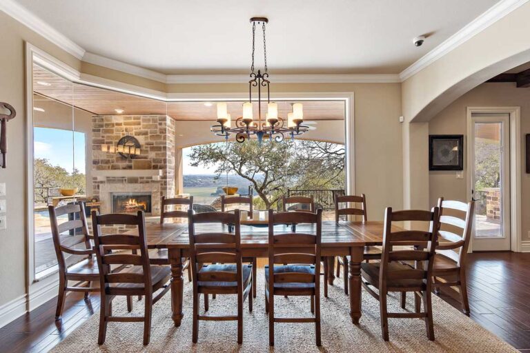 Přečalounění je chytrý způsob jak dodat staršímu nábytku nový život a luxusní vzhled bez vysokých nákladůMasivní jídelní stůl s jednoduchým designem a vyváženými proporcemi tvoří dominantní prvek elegantního interiéru