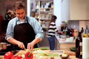 Domácí vaření s připravenými surovinami jako ukázka plynulého a dobře organizovaného procesu v kuchyni.