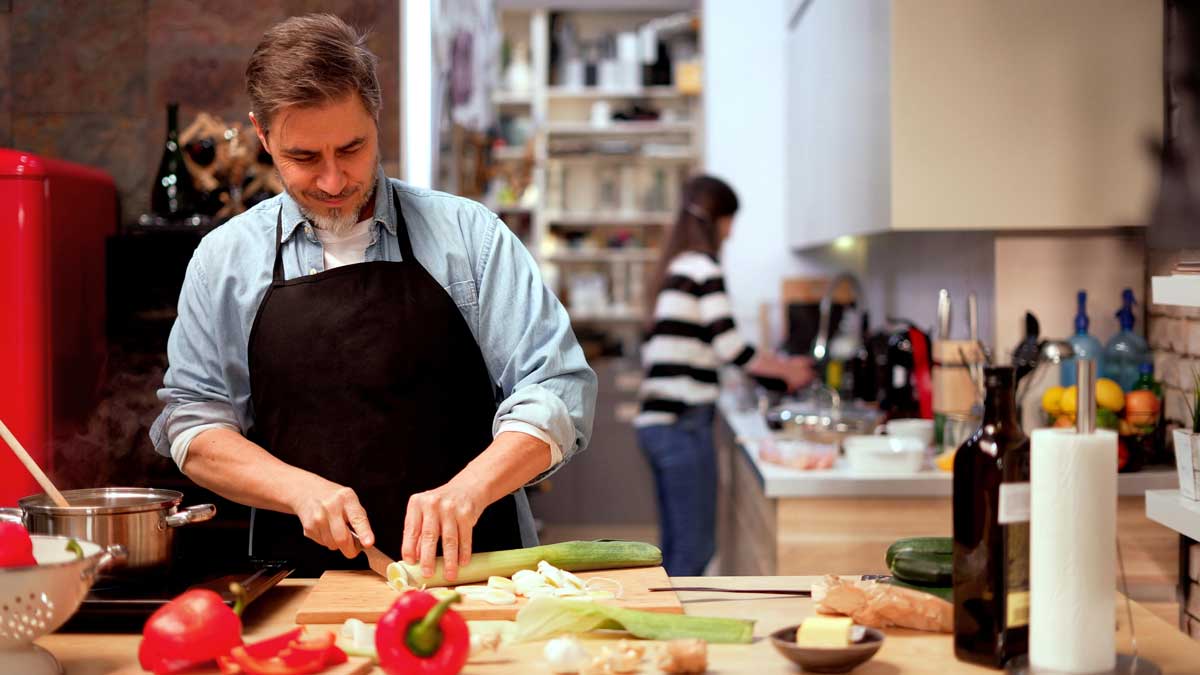 Domácí vaření s připravenými surovinami jako ukázka plynulého a dobře organizovaného procesu v kuchyni.