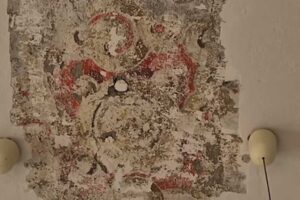 Většinu výmalby tvoří nezřetelné dekorativní čáry.